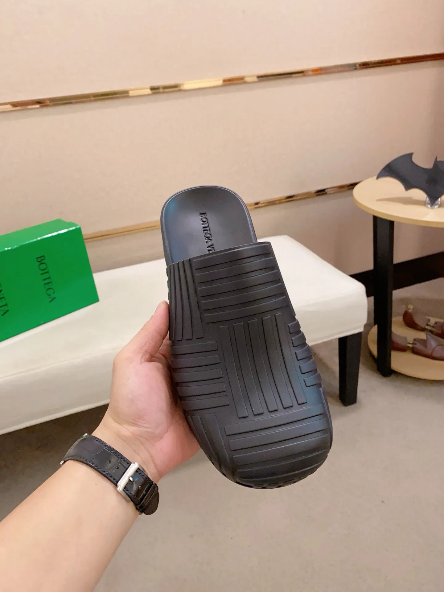 Men's shoes💰: 340💰Couple style👫【BV~Bottega Veneta】Trendy new slippers are on the market, the same style as the official website. Counter quality [strong][strong][strong] Selected rubber fabrics, high-end atmosphere, super cost-effective model. Original wear-resistant rubber outsole. Fine workmanship. The upper layer of materials is used. The quality is visible. Shoe size: Female 36-40. Male 38-46